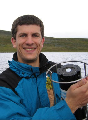 Ecomonitor Oy:n asiantuntijat tekevät biologisia määrityksiä. Raino-Lars Albert mittaa vedenalaisella valomittarilla.